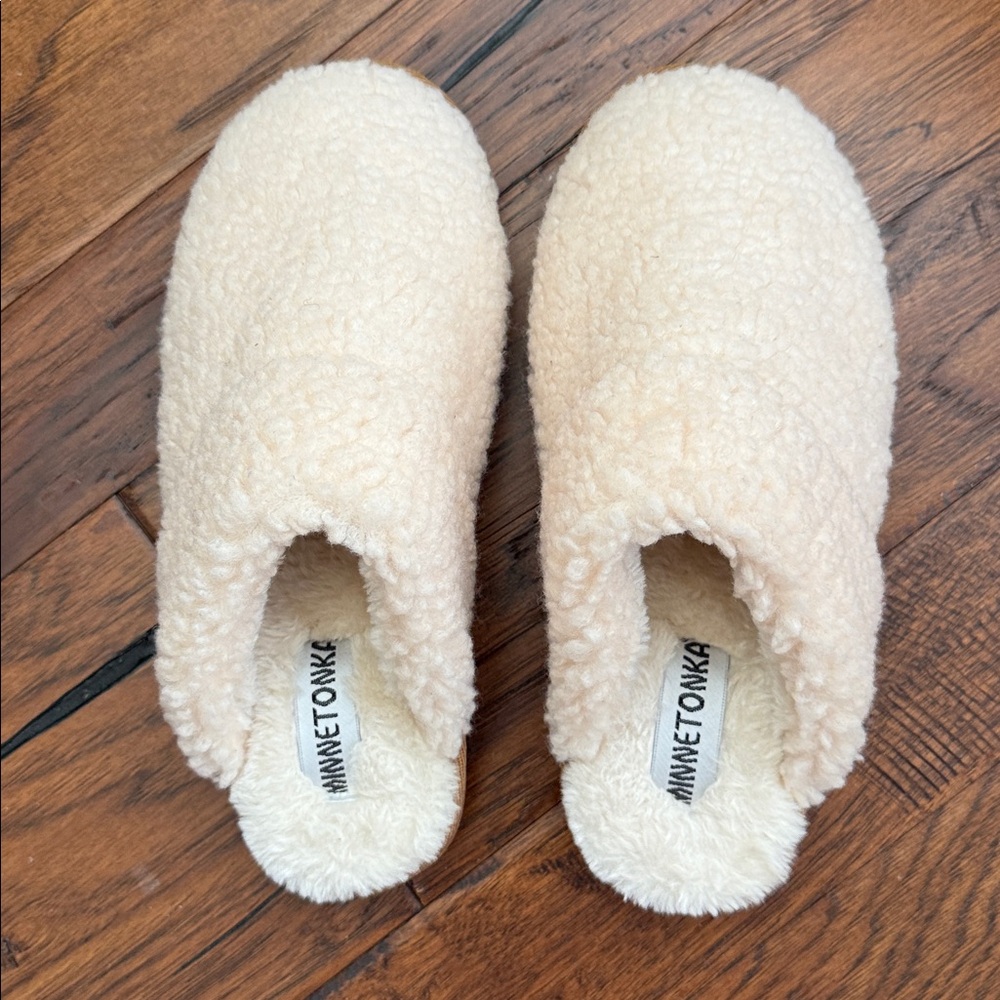 NEW Women’s Minnetonka Sondra Faux Shearling Slippers Size 9M Cream Berber